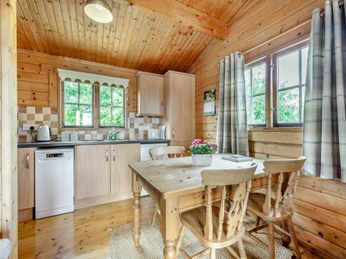 Η κουζίνα ή μικρή κουζίνα στο Field Lodge - E4380
