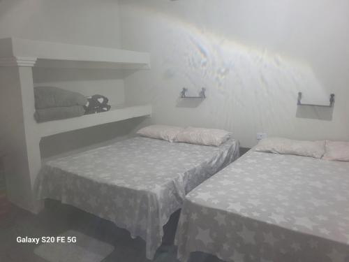 Postel nebo postele na pokoji v ubytování Casa inteira em Itanhaem com 4 dormitorios grandes