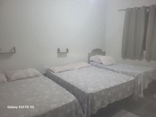 Postel nebo postele na pokoji v ubytování Casa inteira em Itanhaem com 4 dormitorios grandes