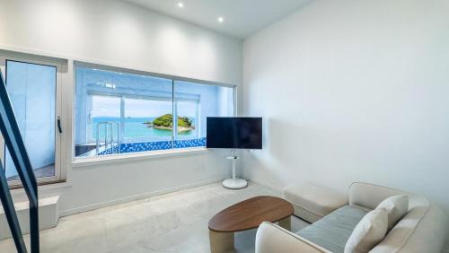 Una televisión o centro de entretenimiento en Daebudo On the Beach Pool Villa
