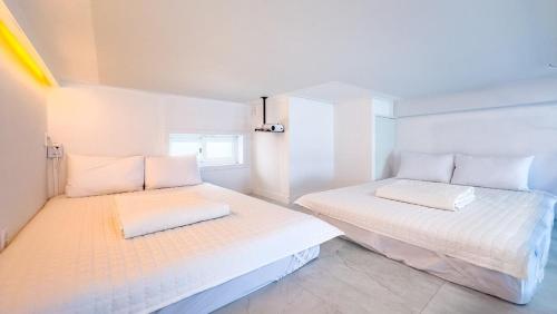 Cama o camas de una habitación en Daebudo On the Beach Pool Villa