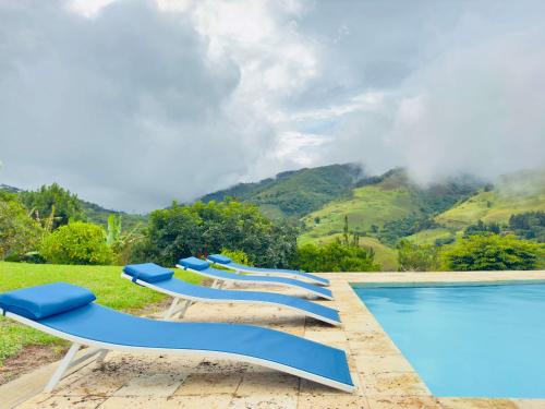 Vue générale sur la montagne ou vue sur la montagne depuis la villa
