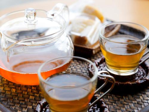 two glasses of tea sitting on top of a table at Haifu in Shima