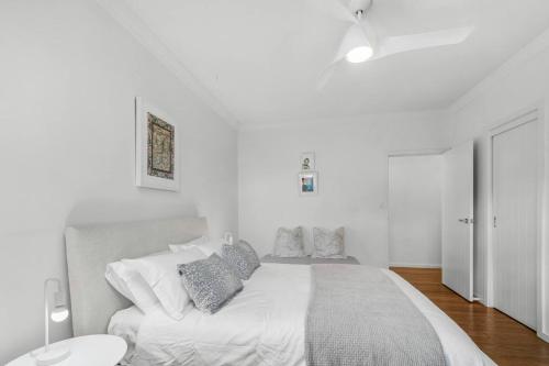 Ein Bett oder Betten in einem Zimmer der Unterkunft Surf Haven Escape - Modern and Central in Thirroul