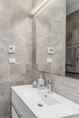 Ein Badezimmer in der Unterkunft Surf Haven Escape - Modern and Central in Thirroul