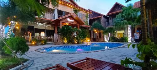 une maison avec une piscine devant une maison dans l'établissement Tam Coc Little Charm Villa & Bungalow, à Văn Lâm