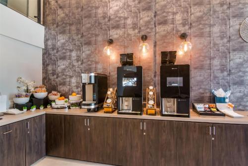 ベーカーズフィールドにあるHourglass Hotel, Trademark Collection by Wyndhamのコーヒーマシンが置かれたレストランのカウンター