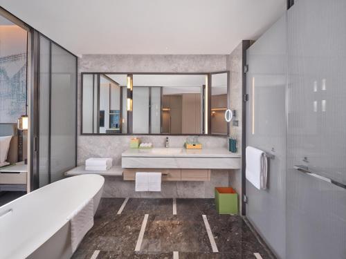 Ένα μπάνιο στο Hilton Huizhou