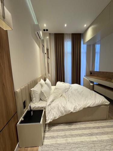 a hotel room with a bed and a desk at 3vbabur in Yakkasaray