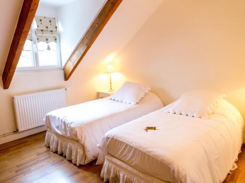 deux lits dans une chambre mansardée avec une fenêtre dans l'établissement Chambre familiale au calme près de la Loire - FR-1-590-311, à Guilly