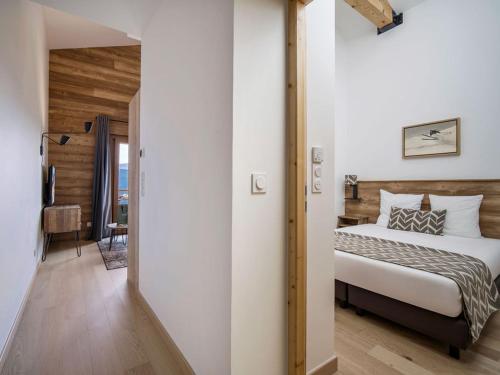 a bedroom with a large bed in a room at Appartement T2 confort 4 pers., parking inclus - FR-1-809-29 in Les Saisies
