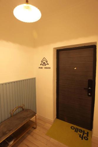 Postel nebo postele na pokoji v ubytování pine house