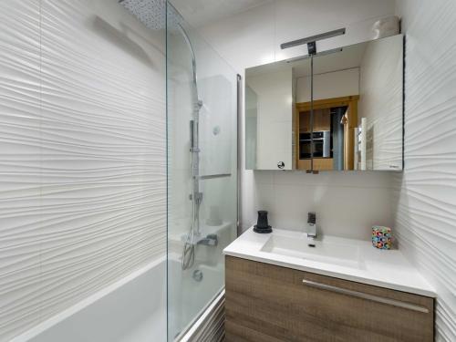 a bathroom with a sink and a shower at Duplex confortable au cœur de Val Thorens, balcon, proche des pistes, accepte les animaux - FR-1-640-79 in Val Thorens