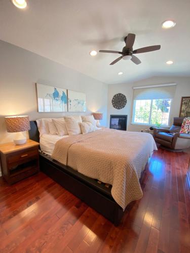 Un dormitorio con una cama y un ventilador de techo. en Spacious One Bedroom Near San Francisco, en Richmond