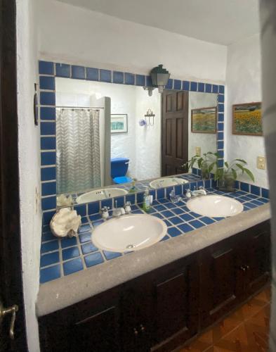 a bathroom with two sinks and a blue tiled counter at Casa San Pablo in Valle de Bravo