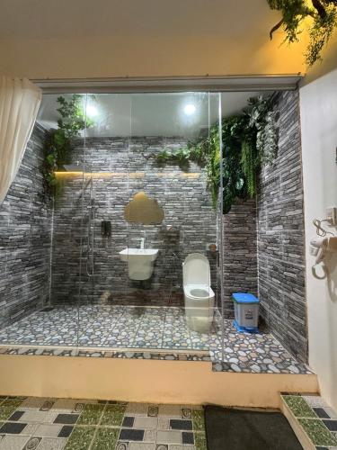a bathroom with a toilet and a sink at Thiên Nhiên Hotel in Ap My Quo