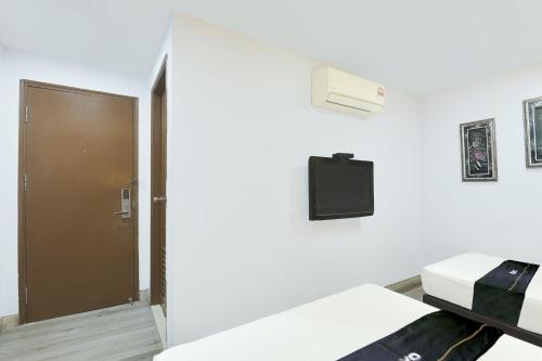 Televisyen dan/atau pusat hiburan di Hotel O Hotel Hamilas