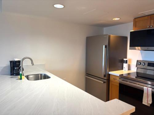 Η κουζίνα ή μικρή κουζίνα στο Ilikai Apt 302 - Newly Renovated Studio with Breathtaking Ocean & Harbor Views Modern Updates September 2025