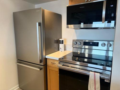 Η κουζίνα ή μικρή κουζίνα στο Ilikai Apt 302 - Newly Renovated Studio with Breathtaking Ocean & Harbor Views Modern Updates September 2025