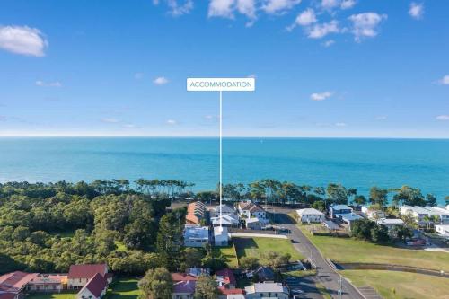 een luchtzicht op een buitenwijk met een straatbord bij Bay Breeze Beachhouse in Scarness