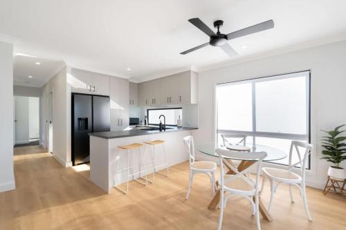 een keuken en eetkamer met een tafel en stoelen bij Bay Breeze Beachhouse in Scarness