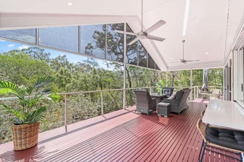 Un balcón o terraza en Riverfront Family Haven