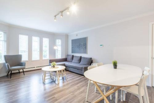 Χώρος καθιστικού στο Sleek Modern Escape Suite - Comfort and Style in the City