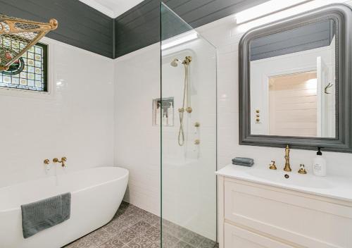 Ένα μπάνιο στο The Glenelg Whole Residence - 8 persons