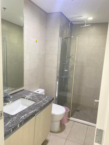 Ένα μπάνιο στο Monarch Park Suites WS
