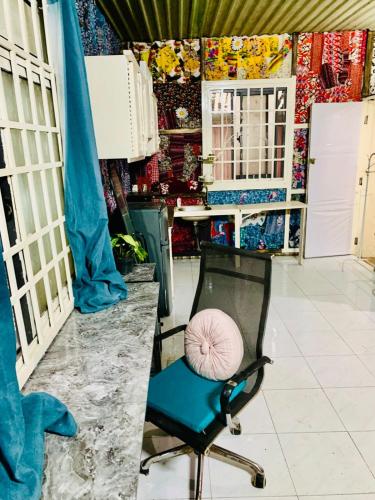 a room with a chair with a pink pillow on it at Chill Door Homestay in Ấp Long Ðại