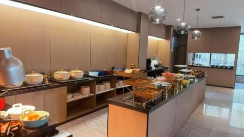 Juyue hotel Hongqiao Airport في شانغهاي: مطبخ كبير مع الكثير من الطعام في العرض