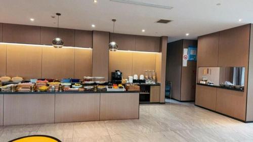 Juyue hotel Hongqiao Airport في شانغهاي: مطبخ كبير مع كونتر في الغرفة