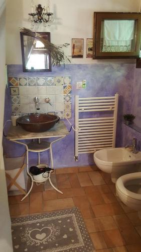 y baño con lavabo y aseo. en B&B La Rosa Antica, en Gradara