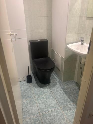 Ένα μπάνιο στο Spacious apartment with balcony