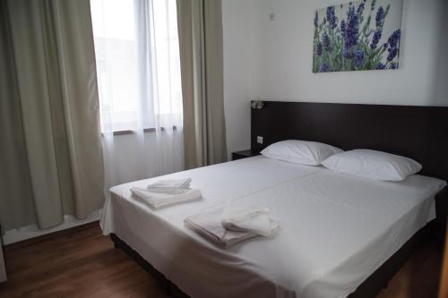 ツァレヴォにあるVilla Mariaのベッドルーム1室(白いシーツと枕のベッド1台付)