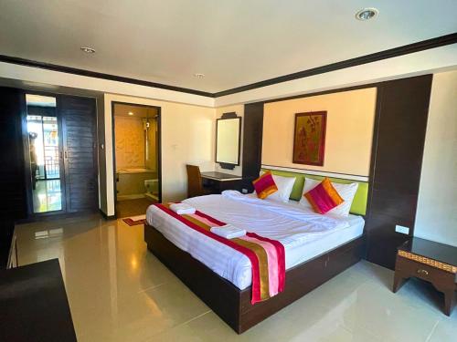 a bedroom with a large bed in a room at Puektian Seaview Family Suite Pool in Ban Tanot Noi