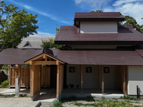 a house being constructed with a brown roof at 香雲閣kounkaku villa in Myoko