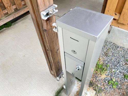 a white computer printer sitting next to a door at 香雲閣kounkaku villa in Myoko
