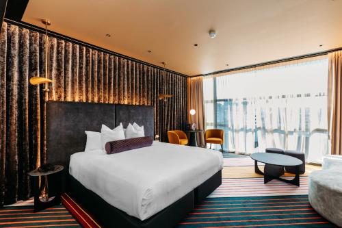 Postel nebo postele na pokoji v ubytování Naumi Hotel Wellington