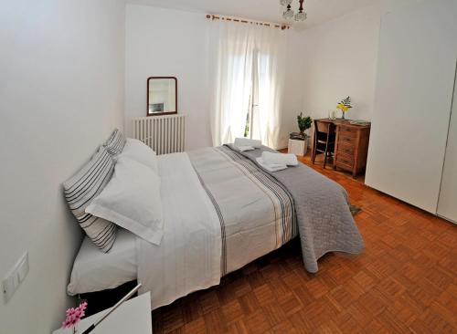 um quarto com uma cama grande e piso em madeira em Vitali Apartments Bellagio em Bellagio