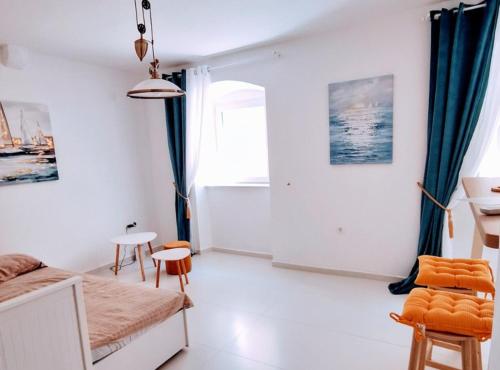 une chambre avec un lit, une table et des chaises dans l'établissement La Casa Nostra Apartments, à Senj