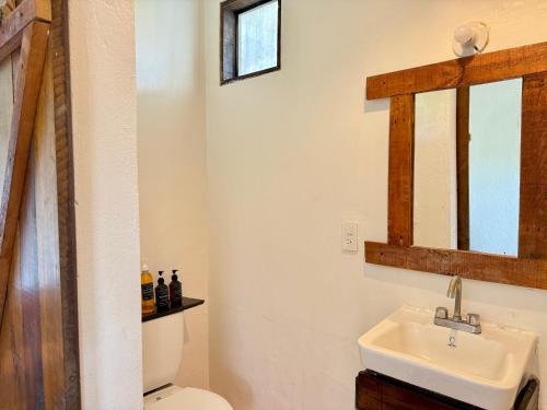 Ένα μπάνιο στο Casa OMI, 2 blocks from the beach