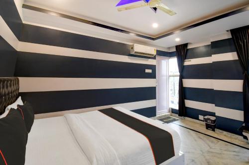 Postel nebo postele na pokoji v ubytování Hotel O Silver Orchid