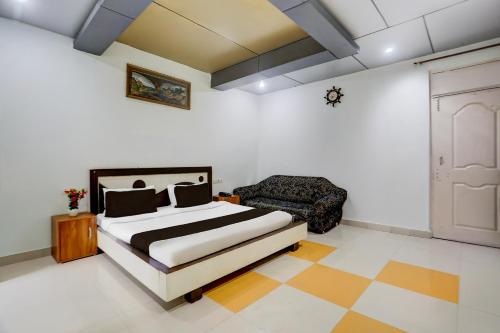 Postel nebo postele na pokoji v ubytování Collection O Nandanpura Sipri Bazar Formerly Hotel Highway Jhansi