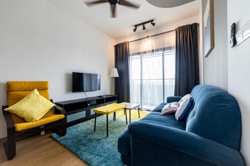 MayaBay Residence SplashMania Gamuda Cove Homestay by Sleepy Bearにあるテレビまたはエンターテインメントセンター