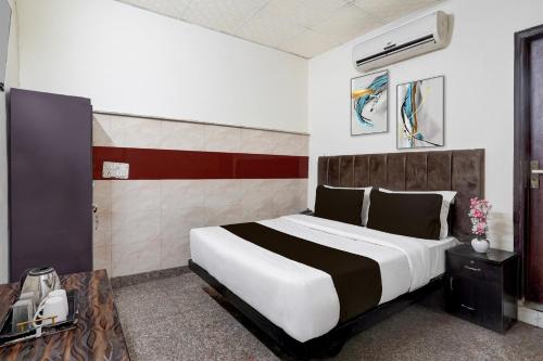 a bedroom with a large bed in a room at Townhouse Johri Enclave Metro Station Formerly Second Home in New Delhi