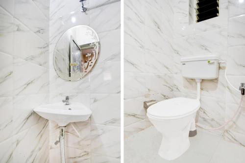 two pictures of a bathroom with a toilet and a sink at Super Townhouse Kumhrar Archeological Park Formerly Hotel Karuna Palace in Gulzārbāgh