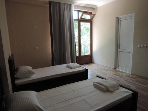 Postel nebo postele na pokoji v ubytování Shaloshvili's Cellar Hotel