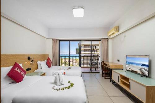 une chambre d'hôtel avec deux lits et une télévision à écran plat dans l'établissement Yuhai International Resort Hotel, à Sanya