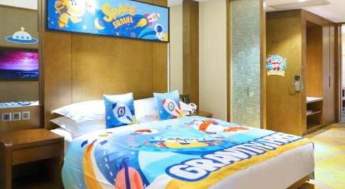 a large bed in a hotel room with a sign on the wall at Wuhan Gleetour Hotel in Wuhan